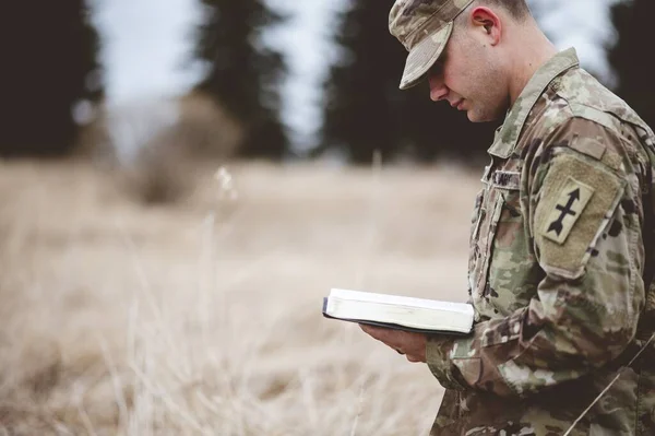 Shallow Focus Shot Young Soldier Reading Bible Field — Stock Photo, Image