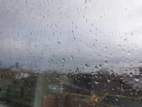 玻璃窗上的雨滴特写镜头 外面阴沉沉的 — 图库照片