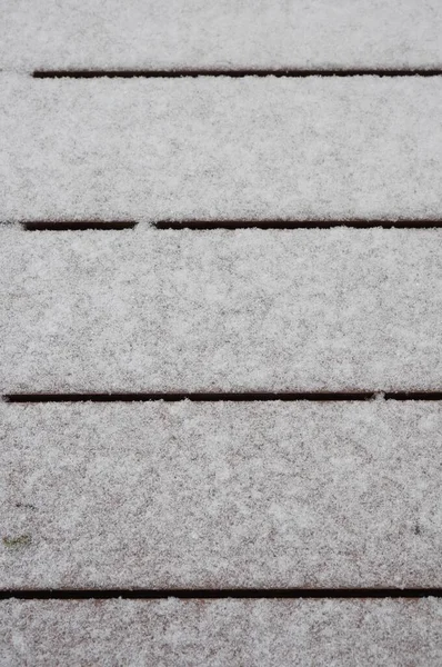 Eine Vertikale Aufnahme Des Holzfußbodens Der Mit Schnee Bedeckt Ist — Stockfoto