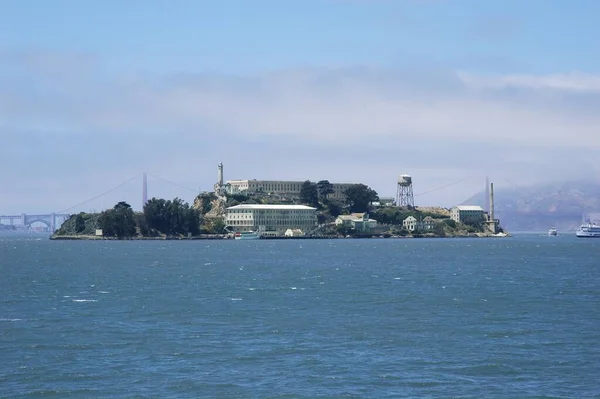 Moře Obklopující Golden Gate Bridge Budovy San Franciscu Pod Slunečním — Stock fotografie