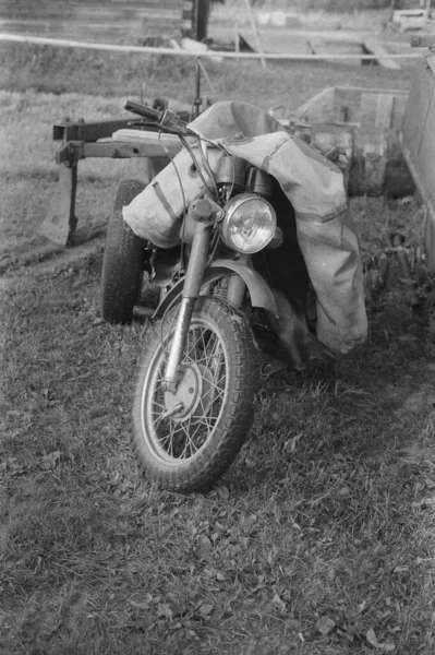 Pionowy Szary Kadr Motocykla Ziemi — Zdjęcie stockowe