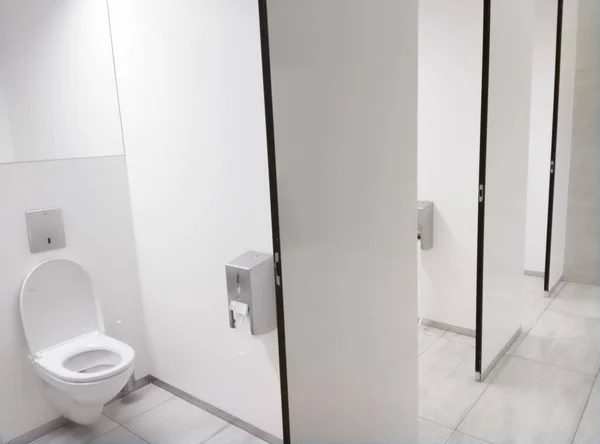 Общественная Ванная Комната Белыми Туалетными Сидениями — стоковое фото