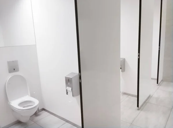 Een Openbare Badkamer Met Witte Toiletbrillen — Stockfoto