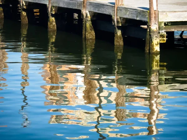 Reflexiones Borrosas Postes Madera Puerto Baltimore — Foto de Stock