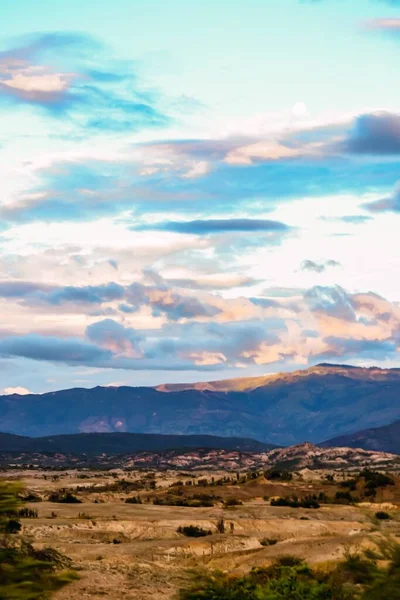 Colpo Verticale Terra Deserta Con Montagne Cielo Nuvoloso Sullo Sfondo — Foto Stock