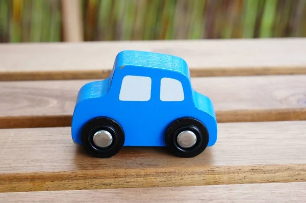 Tiro Close Carro Brinquedo Azul Uma Superfície Madeira — Fotografia de Stock