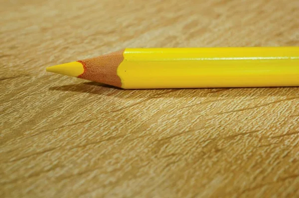 Tiro Close Lápis Desenho Amarelo Uma Superfície Madeira — Fotografia de Stock