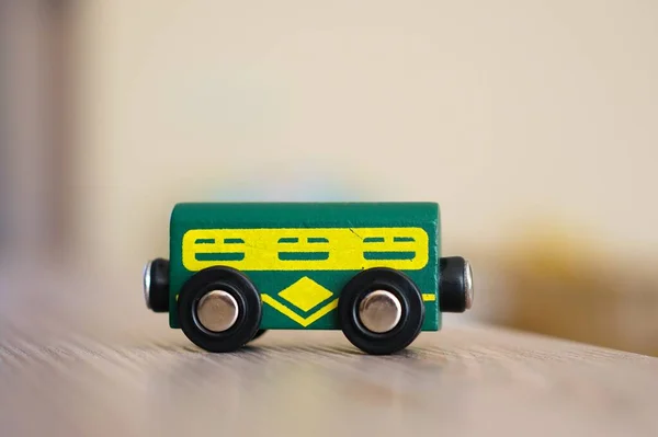 Trem Madeira Brinquedo Transporte Ferroviário Uma Mesa Madeira — Fotografia de Stock