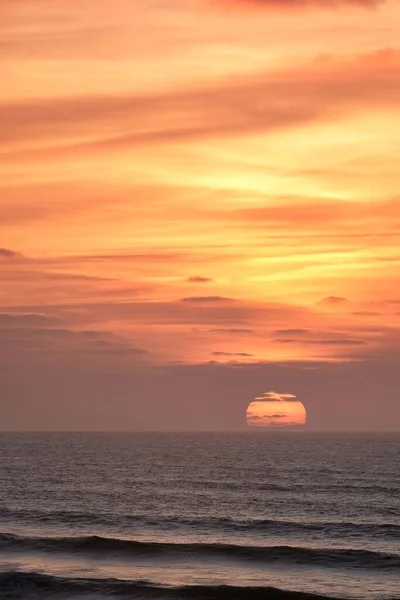 Tiro Vertical Cenário Deslumbrante Pôr Sol Sobre Oceano — Fotografia de Stock