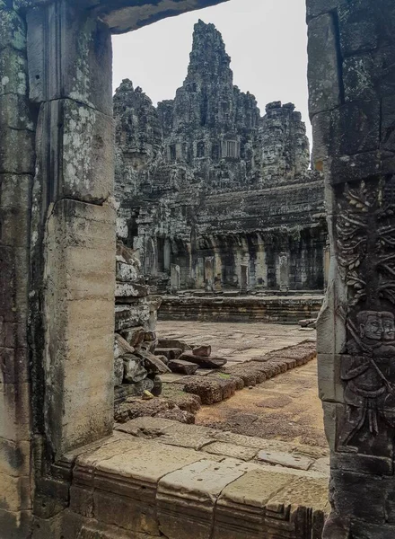 Viejo Templo Visto Través Una Ventana Otro Templo Angkor Wat — Foto de Stock