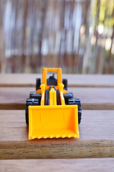 Tiro Close Vertical Caminhão Brinquedo Amarelo Uma Mesa Madeira — Fotografia de Stock