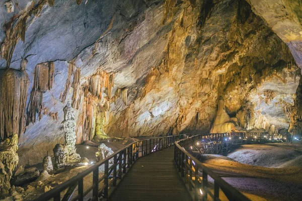 Eine Promenade Durch Die Beleuchtete Paradieshöhle Vietnam — Stockfoto