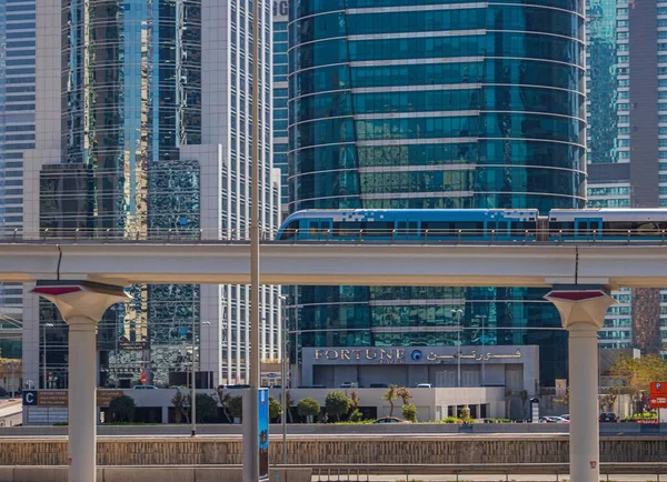 阿拉伯联合酋长国 2020年3月7日 迪拜地铁穿过其在迪拜滨海地区的轨道 — 图库照片