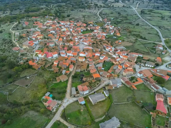 Uno Scatto Aereo Edifici Circondati Campi Erbosi Cabeza Framontanos Salamanca — Foto Stock