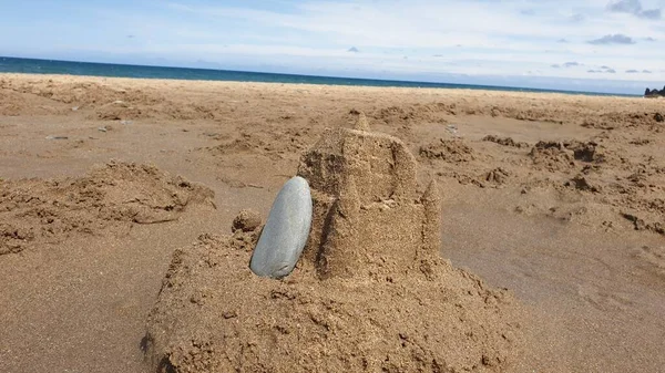 Uma Bela Praia Areia Dourada Com Castelo Areia Pedra Com — Fotografia de Stock