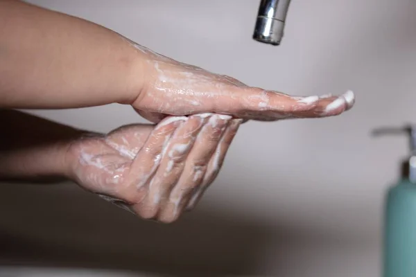 Een Persoon Wast Haar Handen Met Zeep Gootsteen — Stockfoto