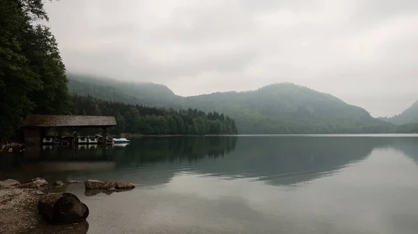 Lago Rodeado Colinas Cubiertas Bosques Niebla Bajo Cielo Nublado — Foto de Stock