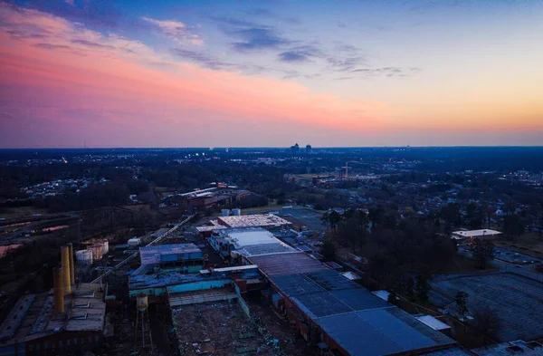 ノースカロライナ州グリーンズボロの工場ビルの夕日の美しい景色 — ストック写真