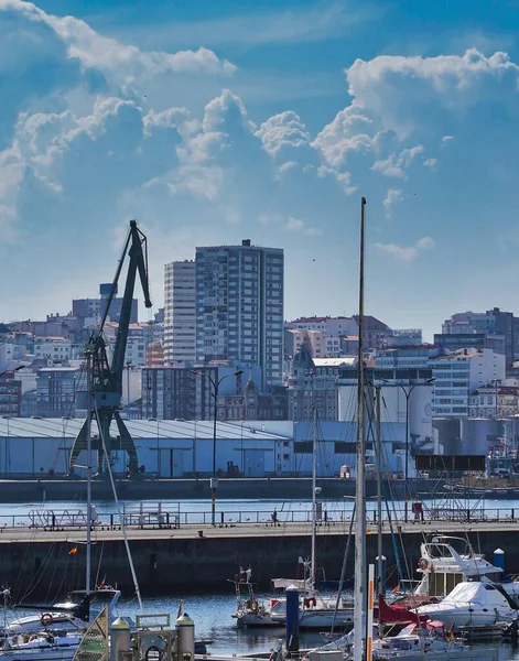 Egy Függőleges Felvétel Épületekről Kék Felhős Alatt Corunában Spanyolországban — Stock Fotó