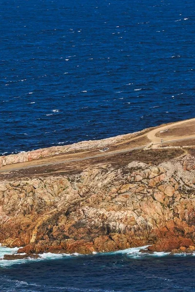 スペインのコルナの海の近くの崖の垂直ショット — ストック写真