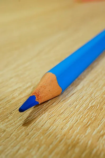 Tiro Vertical Lápis Desenho Azul Uma Superfície Madeira — Fotografia de Stock