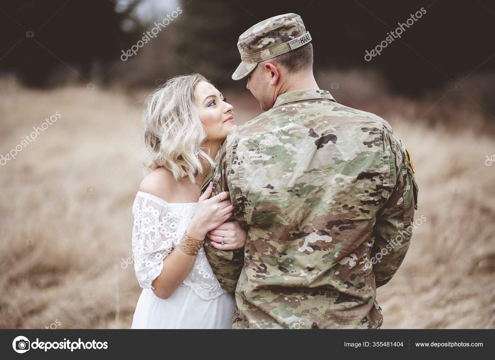 Shallow Focus Shot American Soldier His Loving Wife Standing Field ...