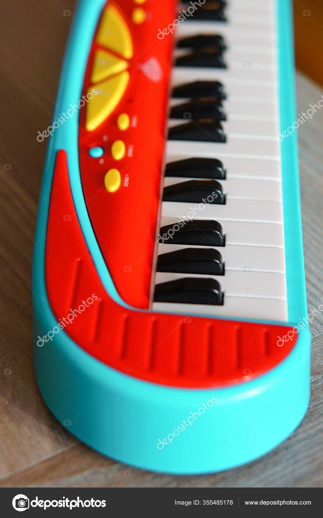 Tiro Vertical Teclado Colorido Para Crianças — Foto © Wirestock #355485178, image size:1062x1700