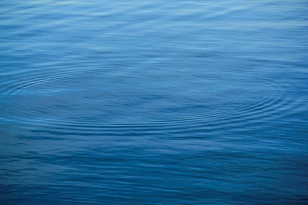 Zbliżenie Strzał Błękitnej Czystej Wody Ciągu Dnia — Zdjęcie stockowe