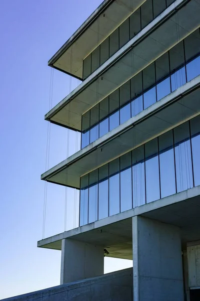 Eine Vertikale Aufnahme Der Blauen Spiegelfenster Eines Wolkenkratzers — Stockfoto