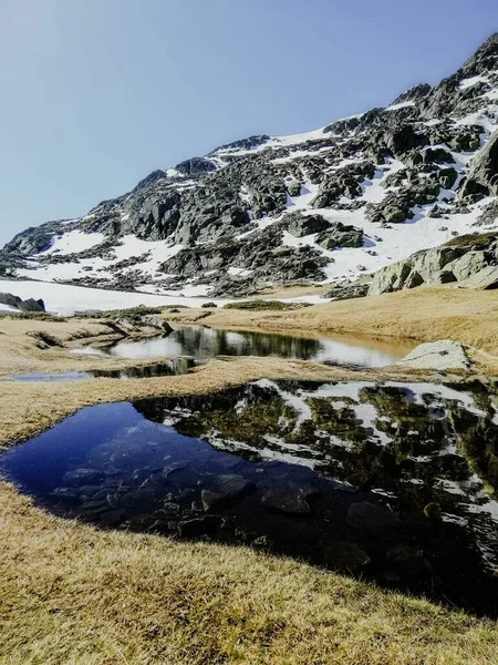 Het Betoverende Uitzicht Het Water Weerspiegelt Omgeving Penalara Berg Spanje — Stockfoto