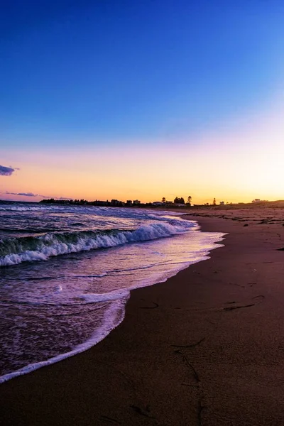 Bellissimo Scatto Una Silhouette Edifici Con Scenario Tramonto Sulla Spiaggia — Foto Stock