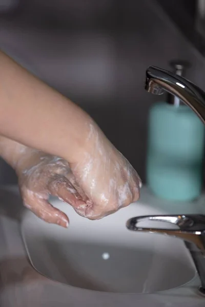 Eine Person Wäscht Sich Waschbecken Die Hände Mit Seife — Stockfoto