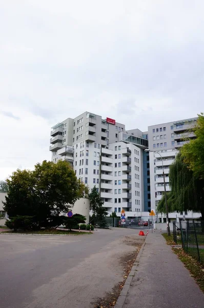 Poznan Polen September 2013 Kleiner Bürgersteig Der Einem Hohen Wohnhaus — Stockfoto