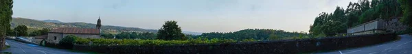 Panorama Uma Estrada Rodeada Por Arbustos Árvores Sob Luz Sol — Fotografia de Stock