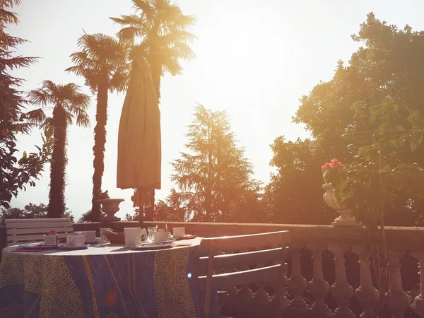美しいヤシの木に囲まれたリゾートでバルコニーに朝食テーブルの設定 — ストック写真
