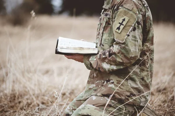 Eine Flache Fokusaufnahme Eines Jungen Soldaten Der Kniet Während Eine — Stockfoto