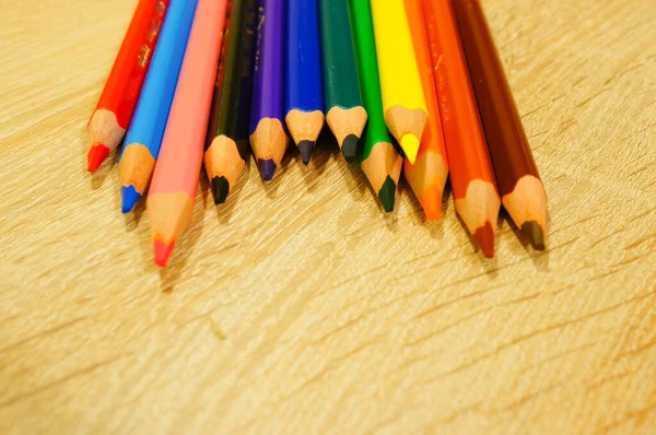 Gros Plan Crayons Couleur Près Autre Sur Une Surface Bois — Photo