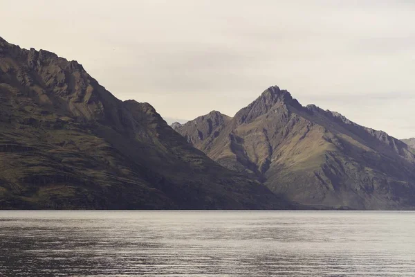 新西兰阳光下的岩石环绕的湖泊 — 图库照片