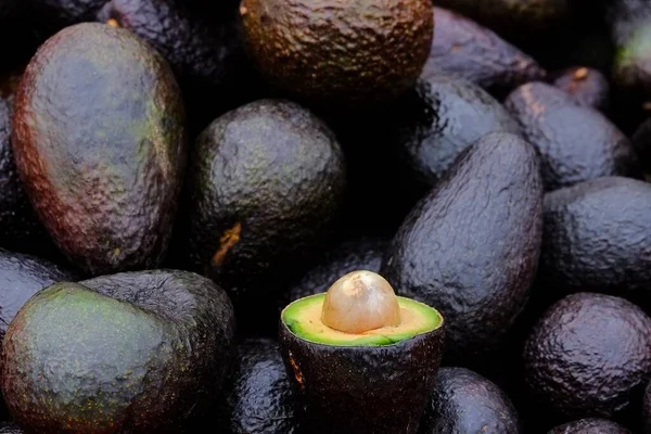 Primer Plano Corte Aguacate Cerca Montón Aguacates Mercado — Foto de Stock