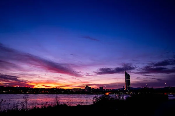 Viyana Nın Silueti Alacakaranlıkta Gökyüzüne Karşı Milenyum Kulesi Nin Yanında — Stok fotoğraf