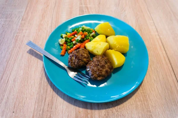 Primer Plano Patatas Hervidas Carne Parrilla Verduras Plato Azul — Foto de Stock