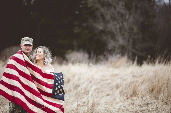 Plano Superficial Soldado Americano Con Esposa Sonriente Envuelta Una Bandera — Foto de Stock