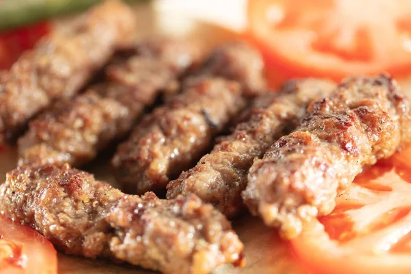 Een Close Shot Van Kebab Met Wazige Achtergrond Voedselfotografie — Stockfoto