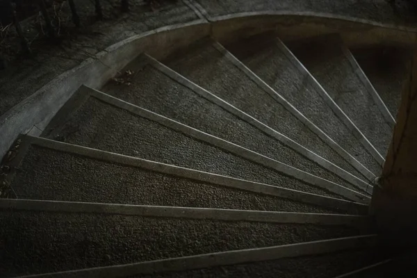 大楼内螺旋形楼梯的高角镜头 — 图库照片