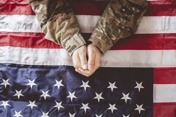 Soldado Americano Llorando Rezando Con Bandera Americana Frente — Foto de Stock