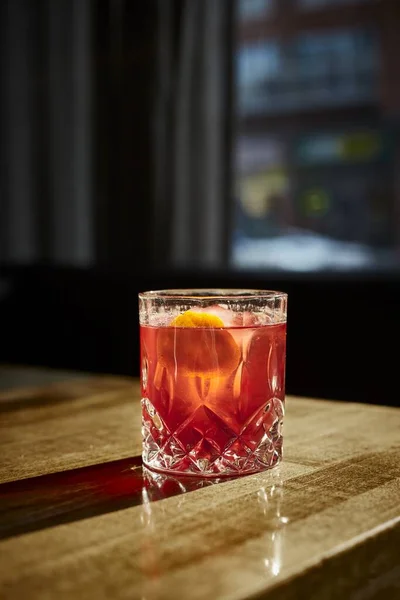 Nahaufnahme Eines Cocktailglases Auf Einem Holztisch Mit Verschwommenem Hintergrund — Stockfoto