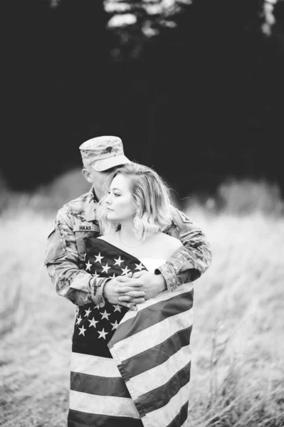 Graustufenaufnahme Eines Amerikanischen Soldaten Der Seine Frau Umarmt Während Sie — Stockfoto