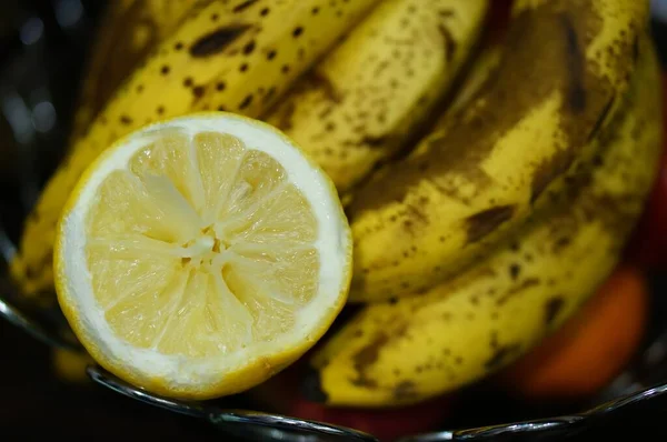 Närbild Pressad Färsk Citron Och Ett Gäng Bananer — Stockfoto