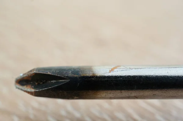 Detailní Záběr Rezavého Železného Šroubu Dřevěném Povrchu — Stock fotografie