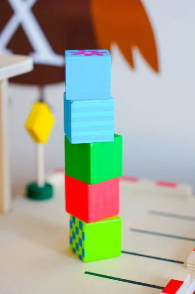 背景がぼやけているカラフルなおもちゃのキューブのスタック — ストック写真